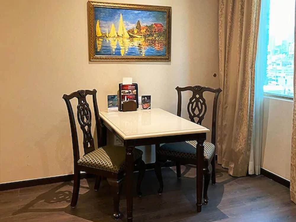 Safi Royal Luxury Valle San Pedro Garza Garcia Exterior foto A table and two chairs
