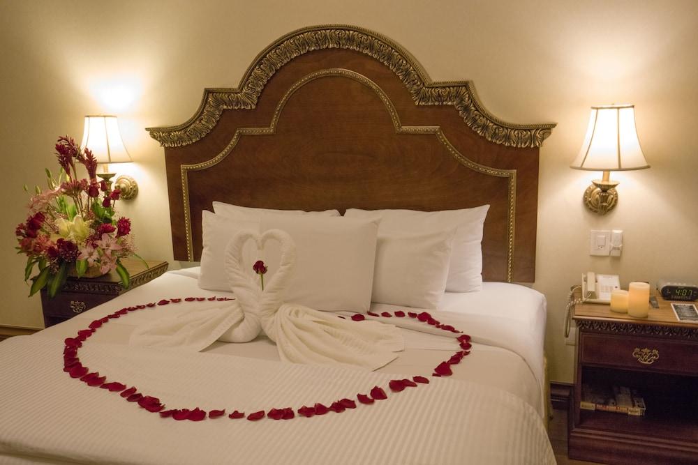 Safi Royal Luxury Valle San Pedro Garza Garcia Exterior foto A bed with a towel swan