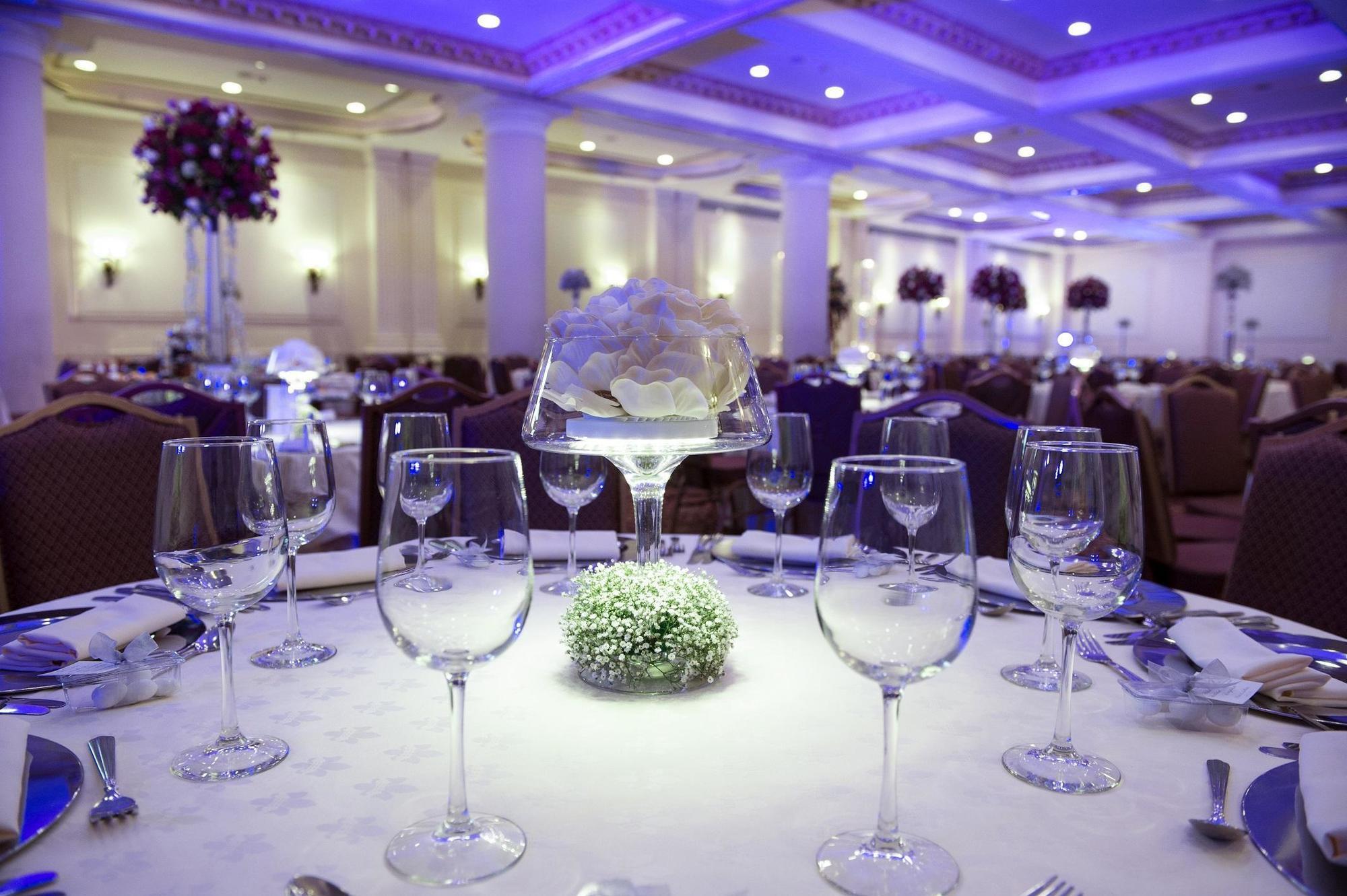Safi Royal Luxury Valle San Pedro Garza Garcia Exterior foto A table set for a formal dinner