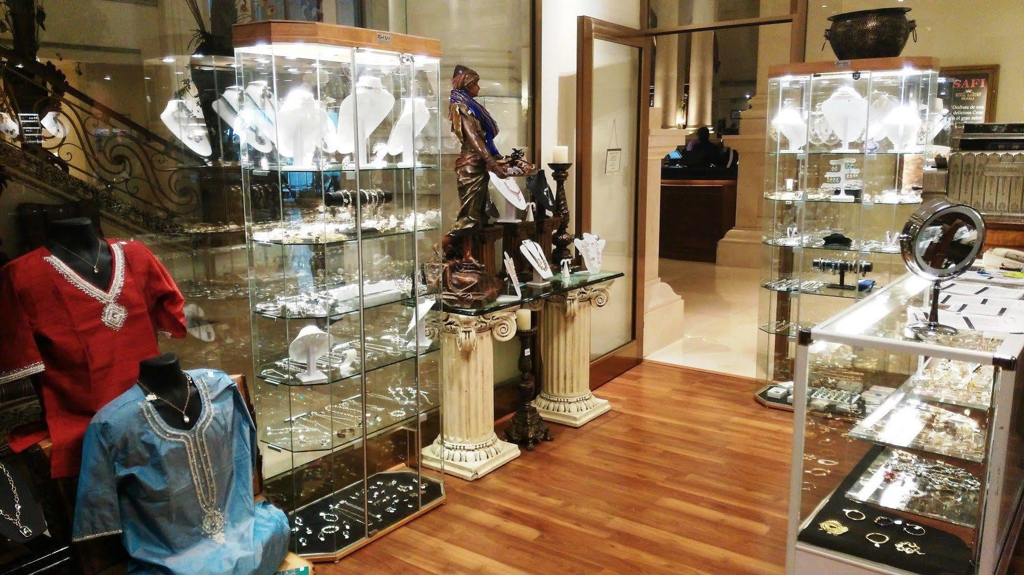 Safi Royal Luxury Valle San Pedro Garza Garcia Exterior foto A jewellery shop in the shopping mall